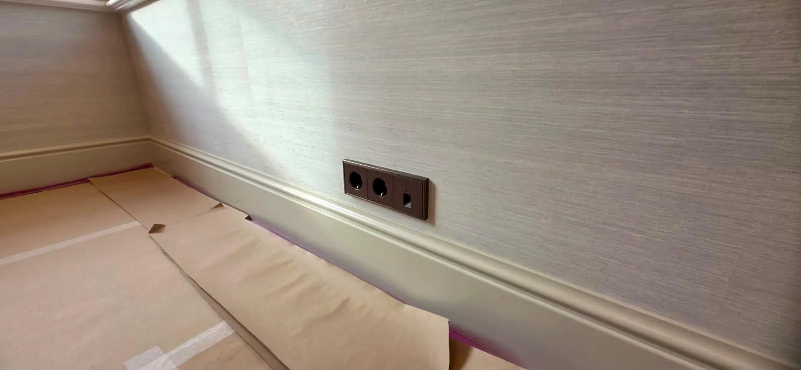 Skirting board and wall covering