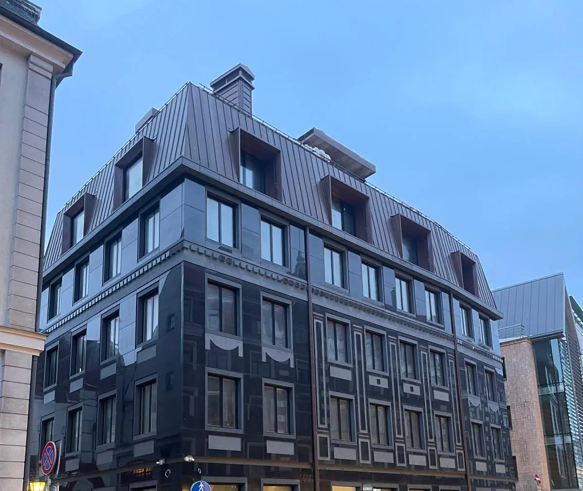 Riga, Kungu iela 5: granite façade and copper roof with all structural elements