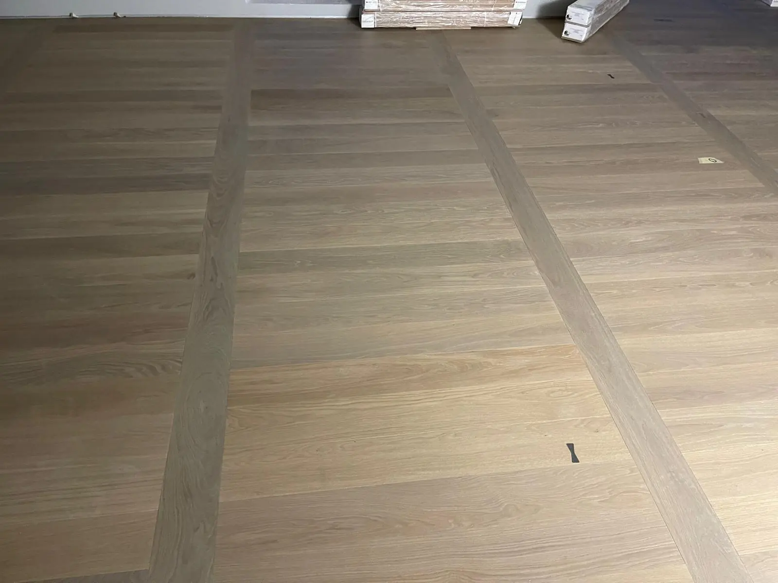 Parquet floor with dark bands